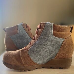 Sorel Evie lace up ankle wedges